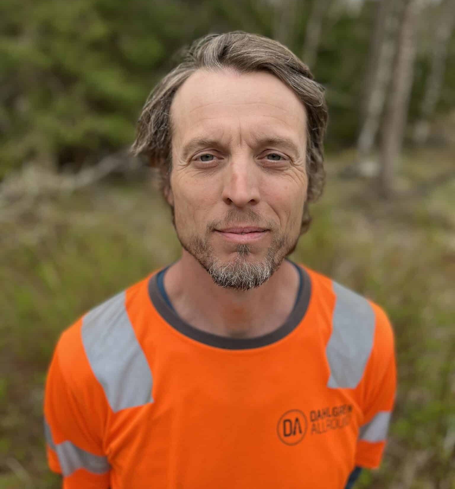 Emil Arnlund jobbar med trädfällning, häckklippning & beskärning